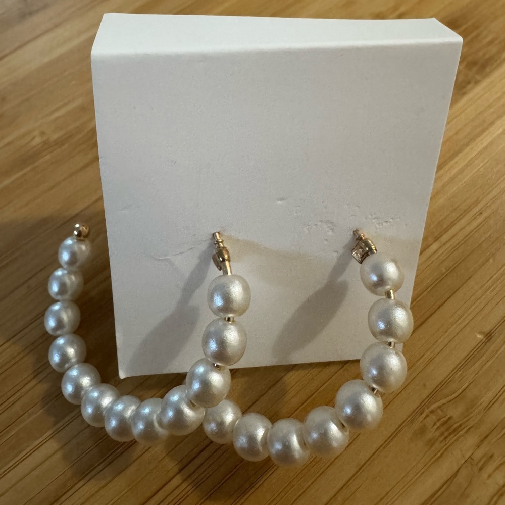 Classic White Pearl Hoop Earrings - Unbranded New gift Mother’s Day